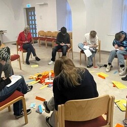 Hermi Neubauer mit ihrer Firmgruppe