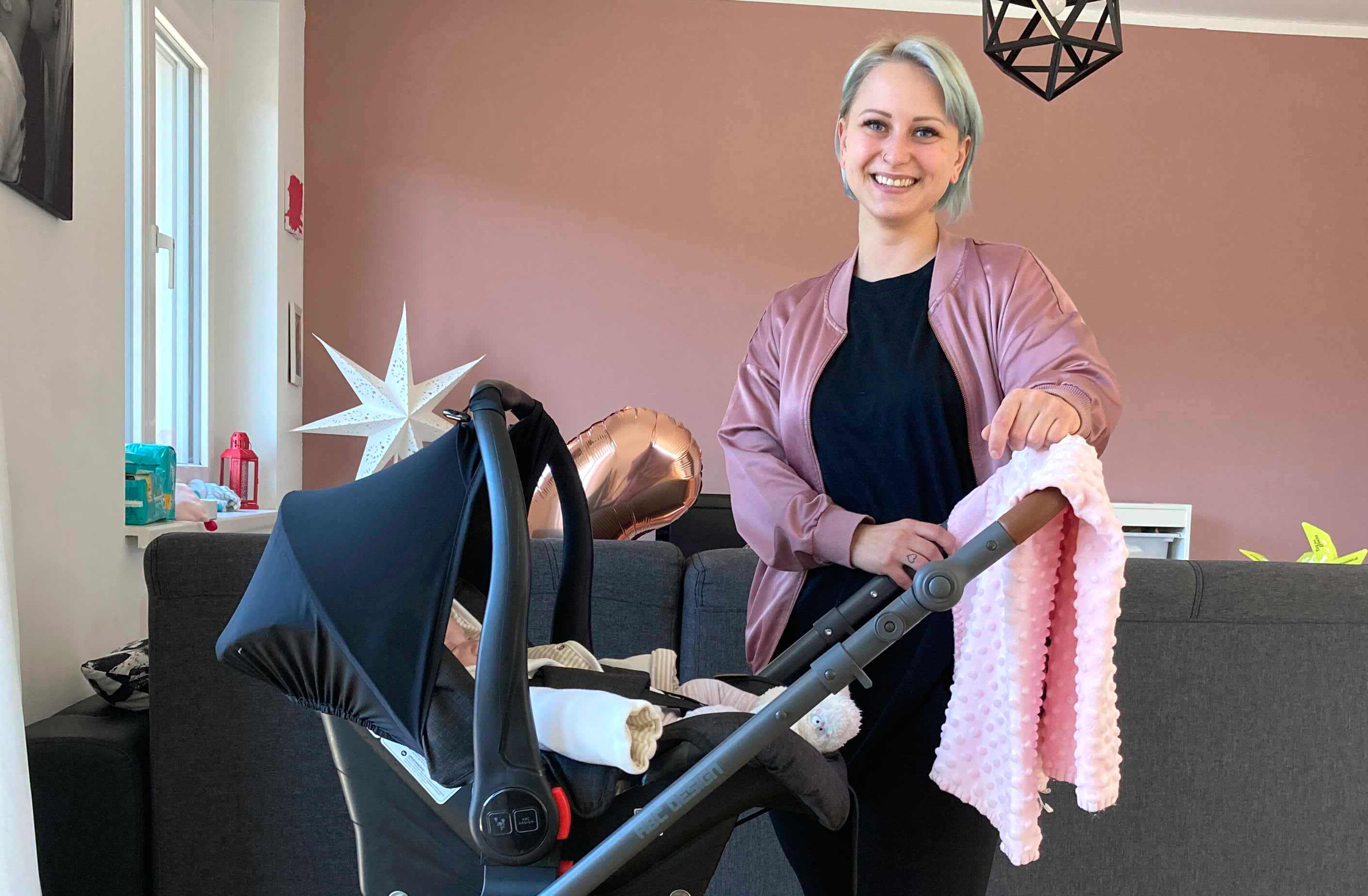 Natalie mit ihrer Pflegetochter Emily-Melissa (4 Monate), die das Interview im Kinderwagen verschlief. / Margit Huber Natalie mit ihrer Pflegetochter Emily-Melissa (4 Monate), die das Interview im Kinderwagen verschlief.